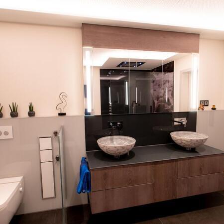 Saniertes Bad mit 2 modernen Waschbecken
