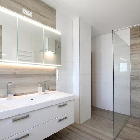Modernes, doppeltes Waschbecken
