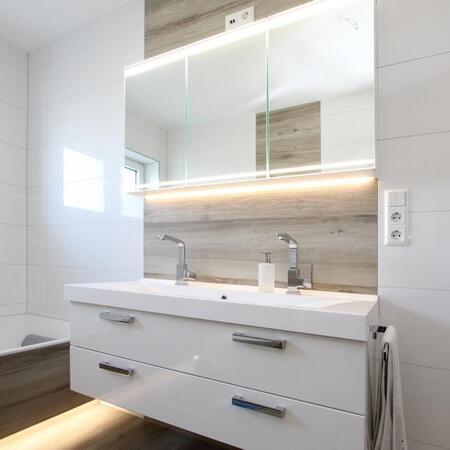 Helles Tageslichtbad mit Badewanne